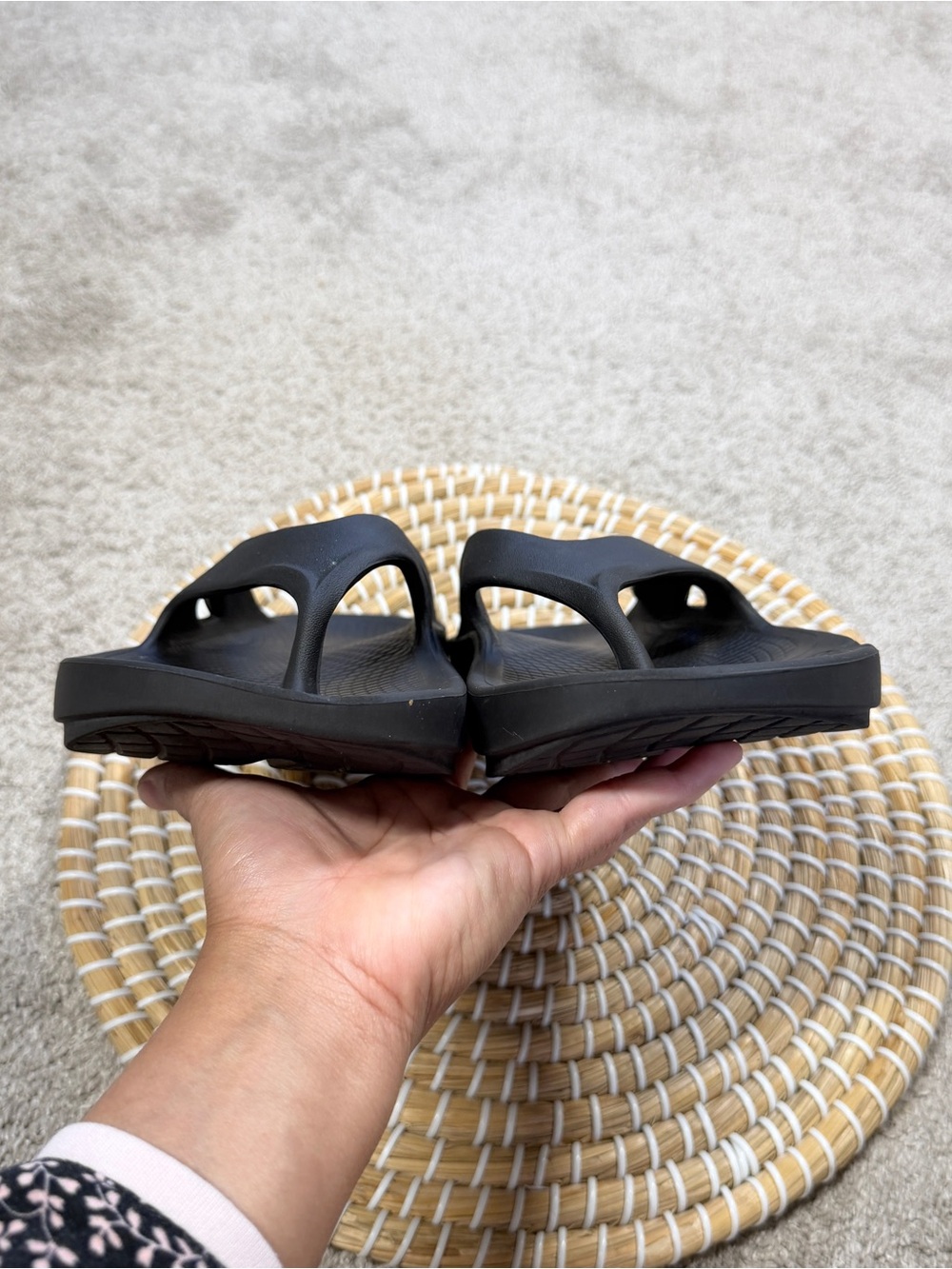 OOFOS Women’s OOriginal Recovery Lightweight Thong Flip Flop Sandals in Black 10 - Picture 11 of 13